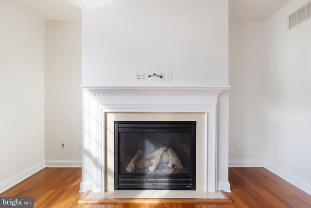 details with hardwood / wood-style flooring