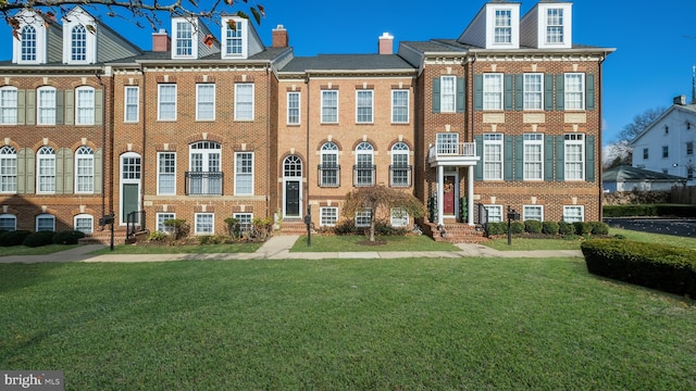 townhome / multi-family property featuring a front yard