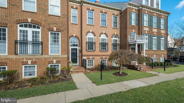 view of front of home featuring a front lawn