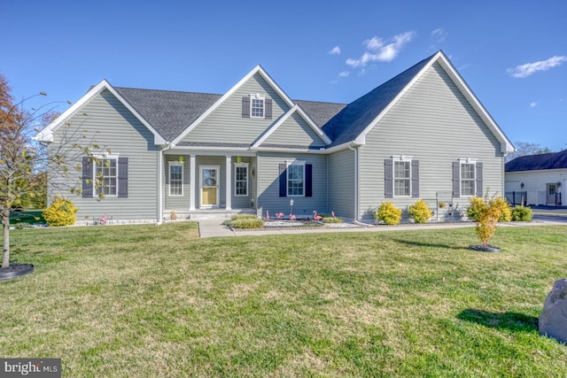 view of front of property featuring a front yard