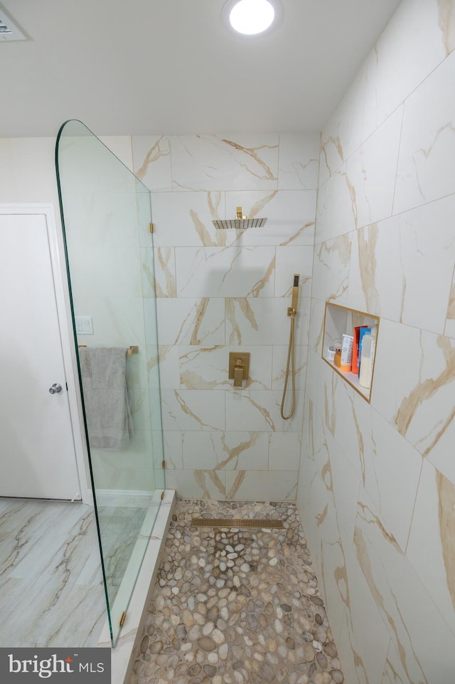 bathroom featuring tiled shower