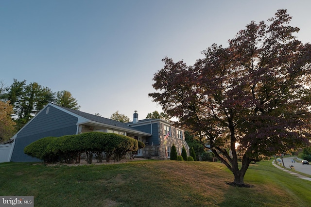 view of front facade featuring a front lawn