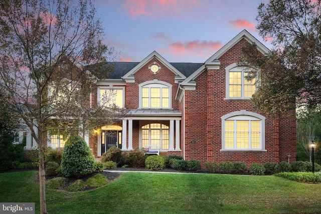 view of front of house featuring a yard