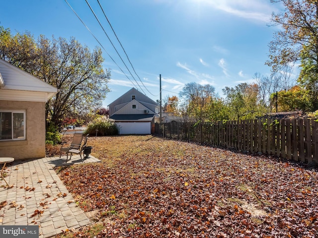 view of yard featuring a patio area