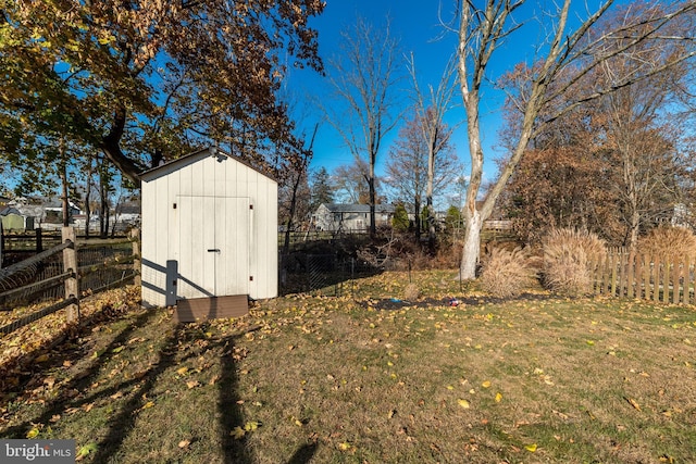 view of yard with a storage unit