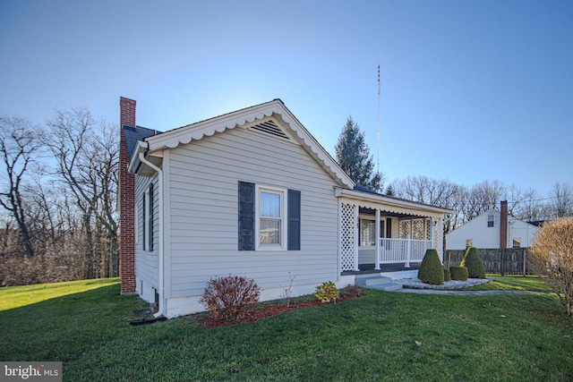 view of front of property featuring a front lawn and covered porch