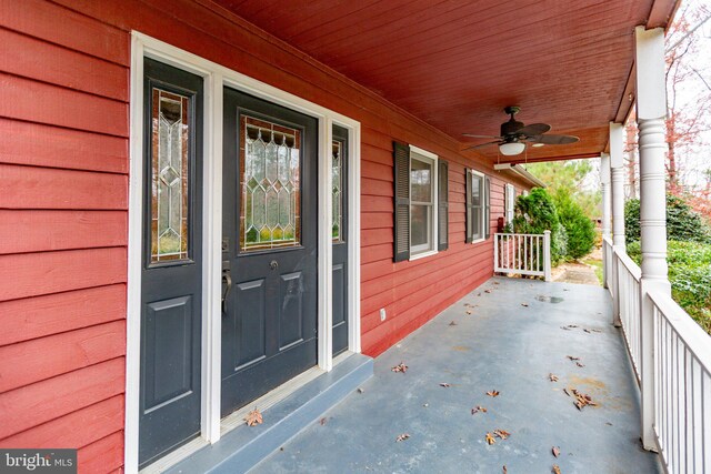 property entrance featuring ceiling fan and a porch