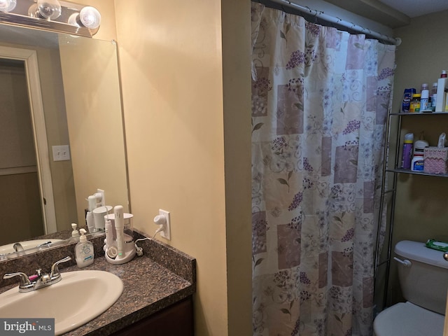 bathroom with a shower with curtain, vanity, and toilet