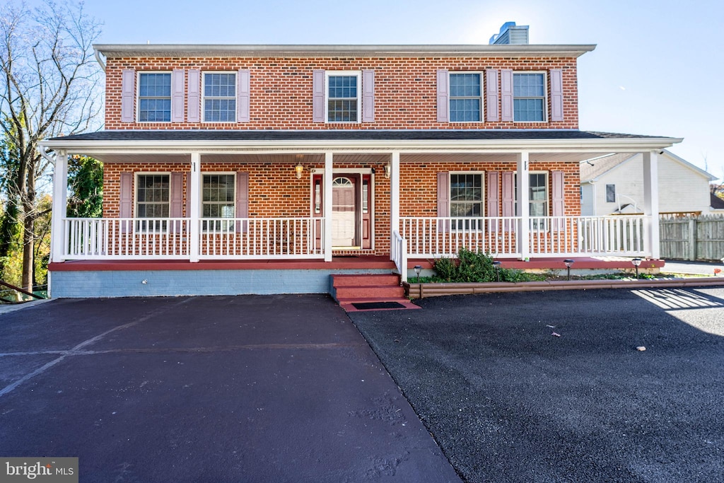 view of front of house featuring a porch