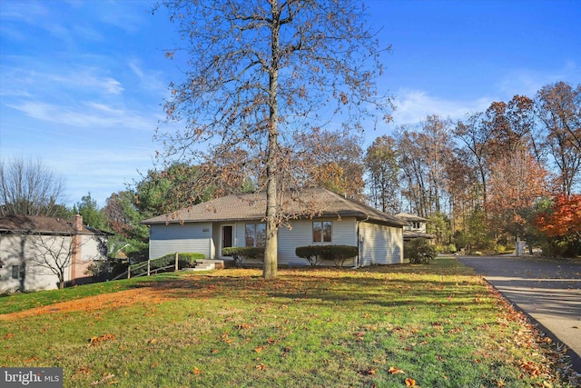 view of front of house featuring a front lawn