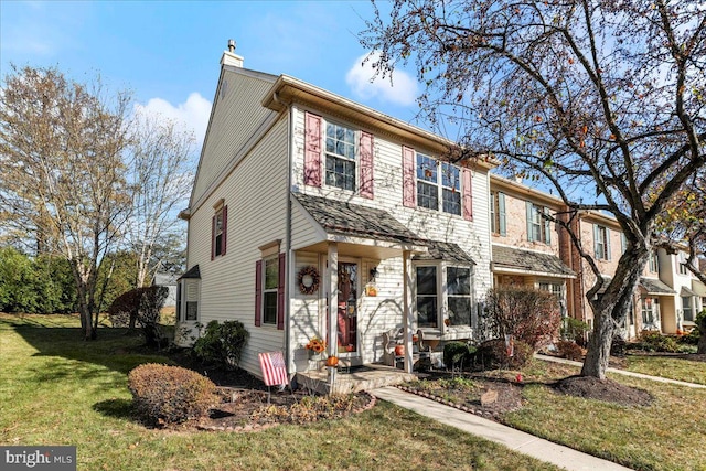 view of front of property featuring a front lawn