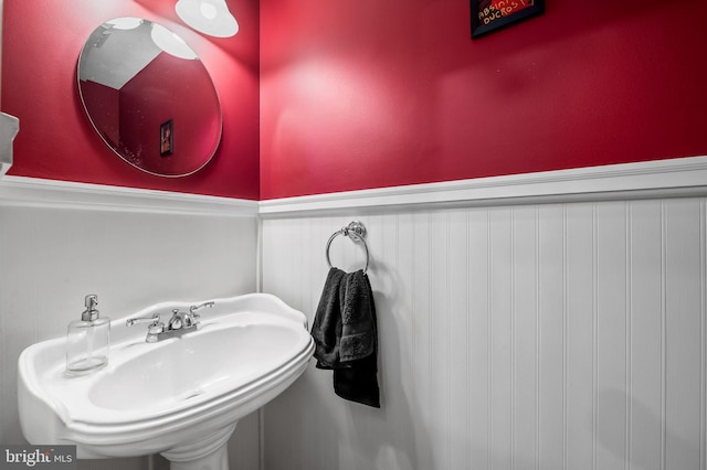 bathroom featuring sink