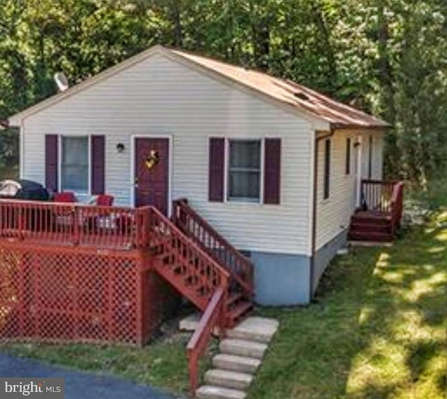 view of front of house featuring a front yard