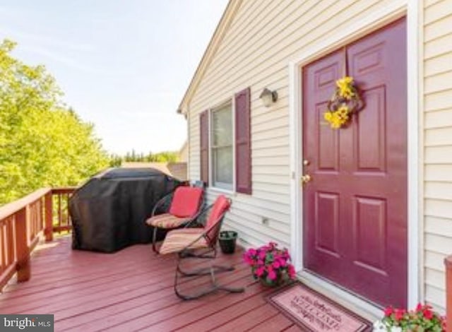 property entrance with a porch