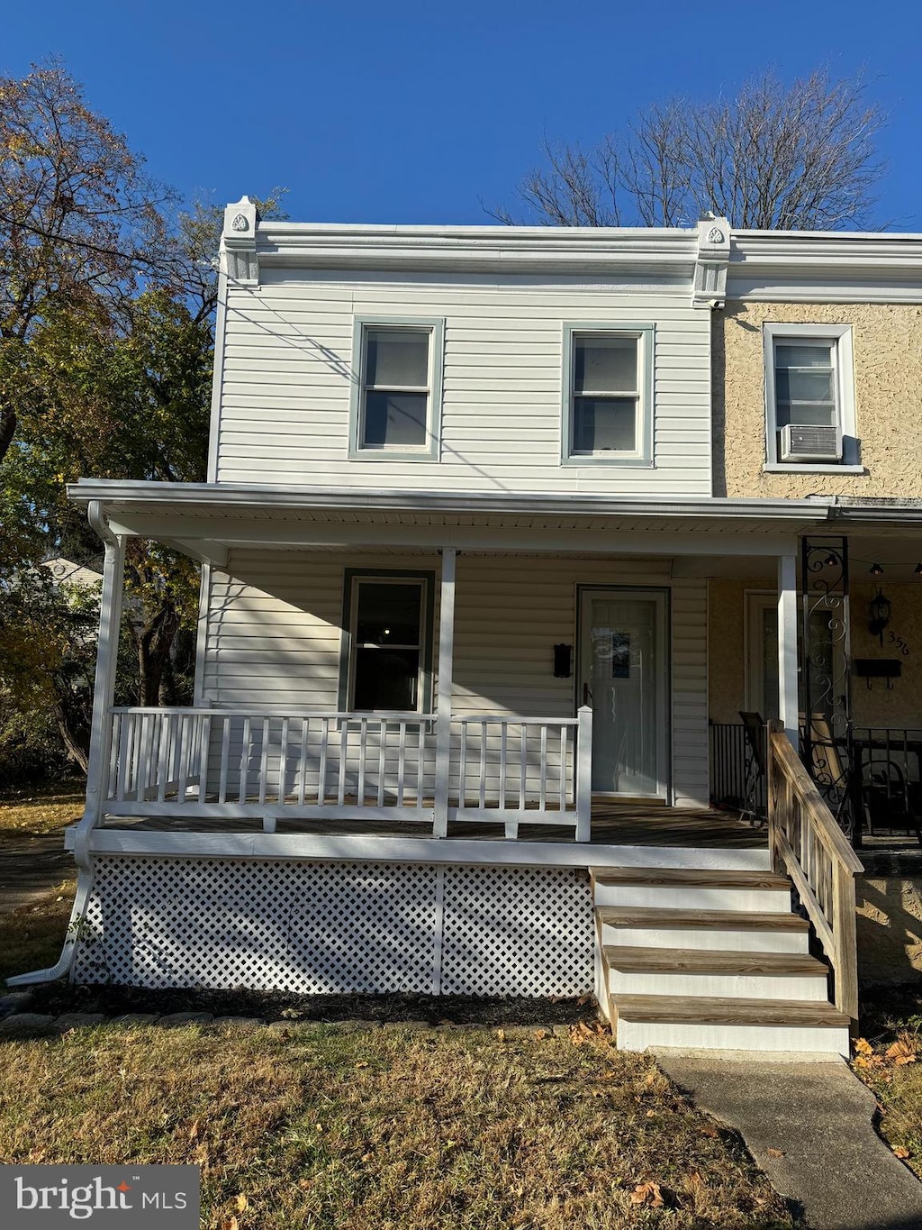 view of front of property featuring a porch