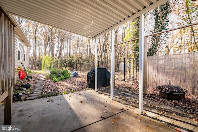 view of patio with an outdoor fire pit