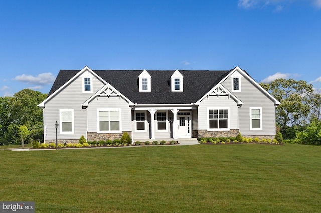 view of front facade featuring a front lawn