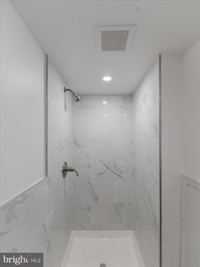 bathroom featuring a tile shower