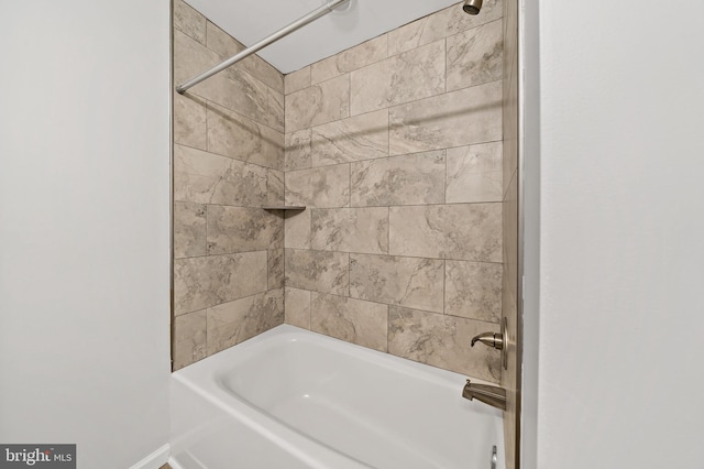 bathroom featuring tiled shower / bath