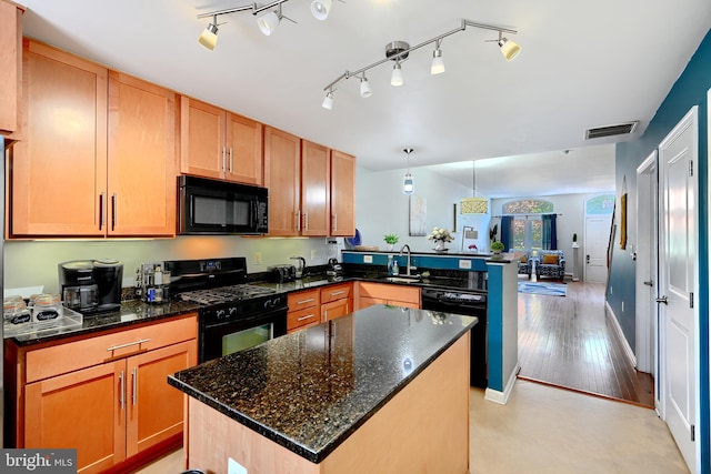 kitchen featuring black appliances, a kitchen island, sink, kitchen peninsula, and light hardwood / wood-style flooring