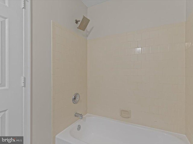 full bathroom with washtub / shower combination