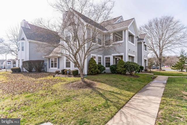 view of front of property featuring a front yard