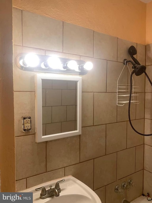 bathroom with tiled shower / bath and sink