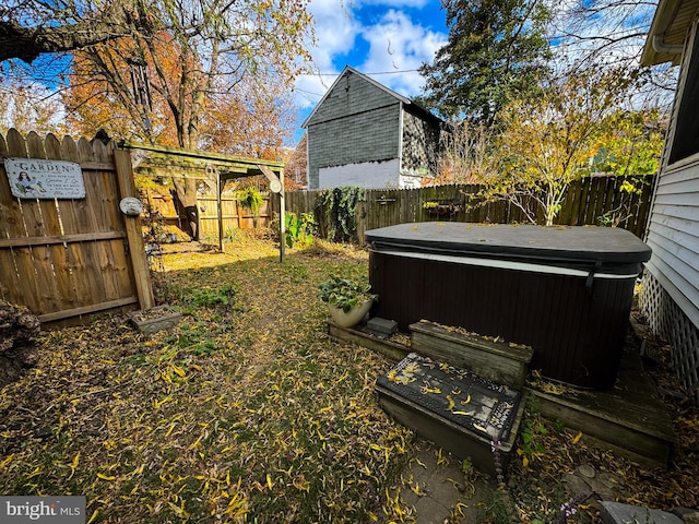 view of yard with a hot tub