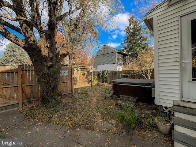 view of yard with a hot tub