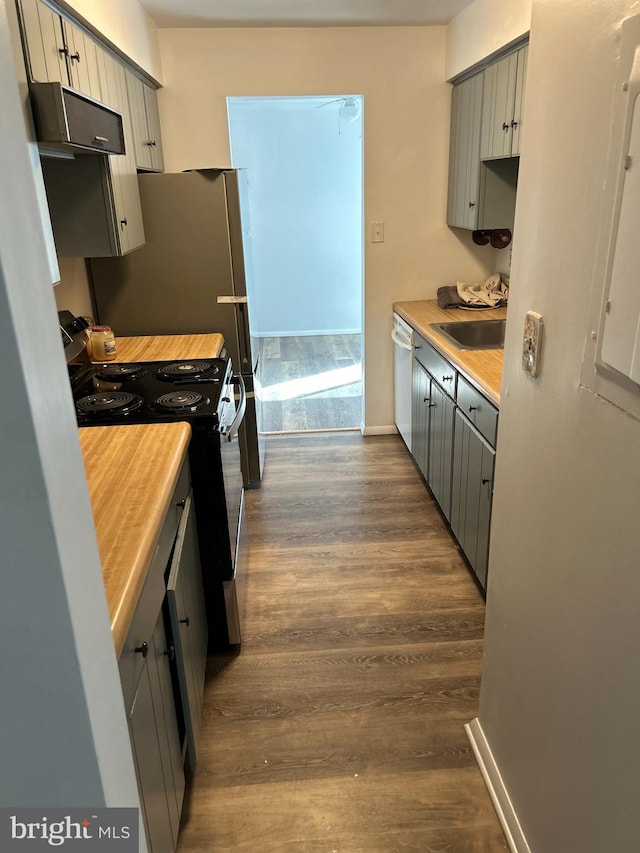 kitchen featuring sink, dishwasher, hardwood / wood-style floors, gray cabinets, and black / electric stove