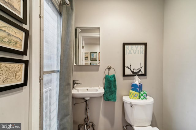 bathroom featuring toilet and sink