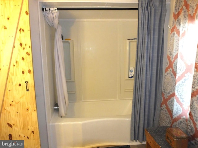 bathroom with shower / tub combo with curtain