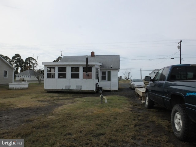 view of front of property featuring a front lawn