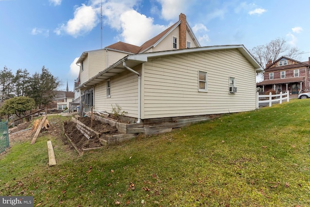 view of side of property featuring a lawn