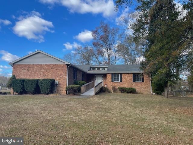 single story home featuring a front lawn