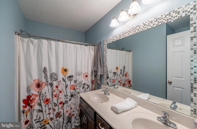 bathroom featuring a shower with curtain and vanity