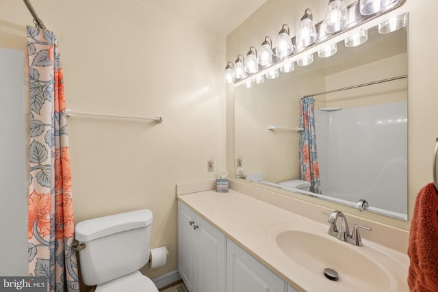 bathroom featuring a shower with shower curtain, vanity, and toilet