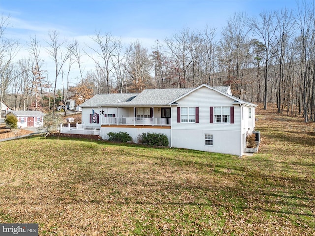 view of front of property featuring a front lawn and a porch