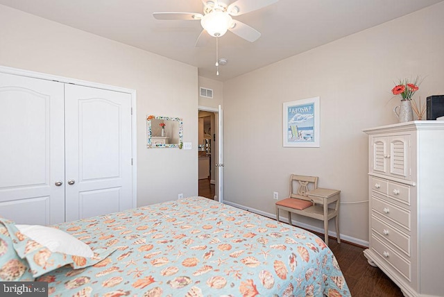 bedroom featuring ceiling fan, dark wood-type flooring, and a closet