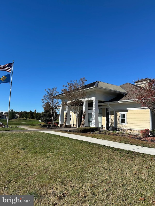 view of front of property featuring a front lawn