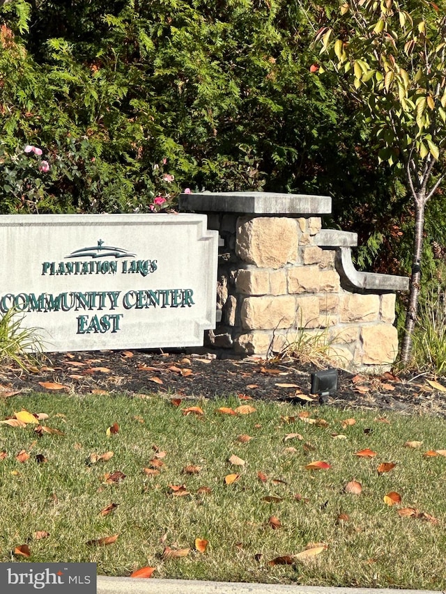 view of community / neighborhood sign