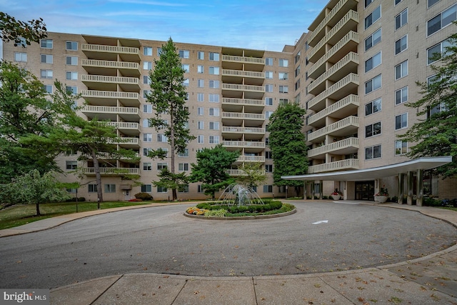 view of apartment building / complex
