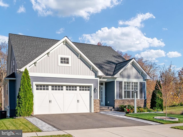 craftsman house featuring a front lawn and cooling unit