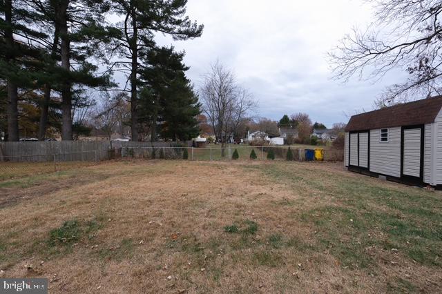 view of yard featuring a shed