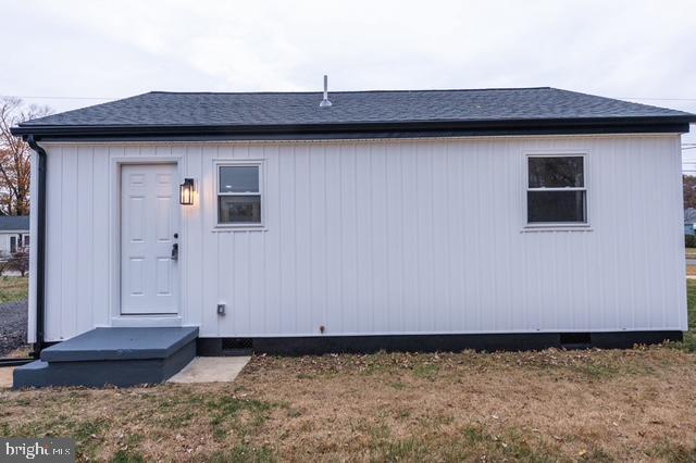 122 Roselawn Rd, Annapolis, MD 21403 - back of house with a shingled roof and crawl space