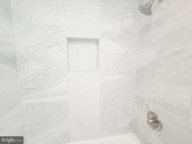 details featuring tiled shower / bath