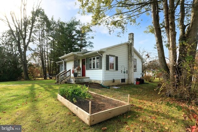 view of front of house with a front lawn