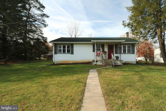 view of front facade featuring a front yard