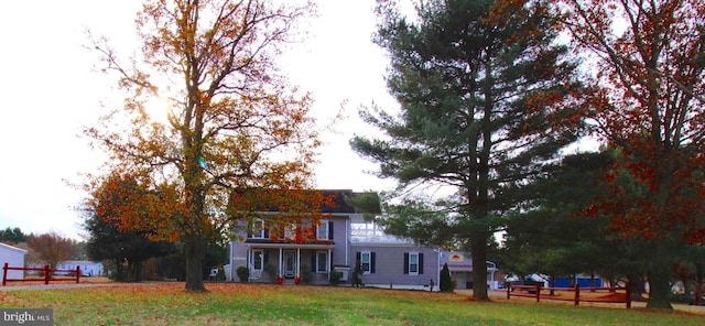 view of front facade featuring a front yard