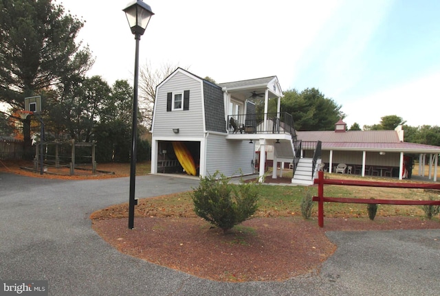 view of front facade featuring ceiling fan and a garage